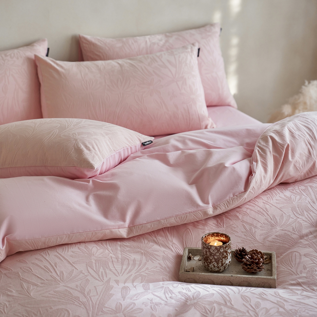 91家纺网 家纺一手货源 找家纺 小懒猪 2026新款亲肤舒适立体全棉提花四件套 秘境-唯美粉