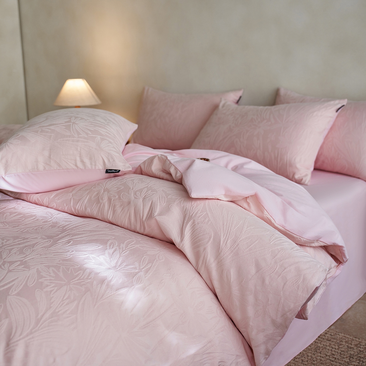 91家纺网 家纺一手货源 找家纺 小懒猪 2026新款亲肤舒适立体全棉提花四件套 秘境-唯美粉