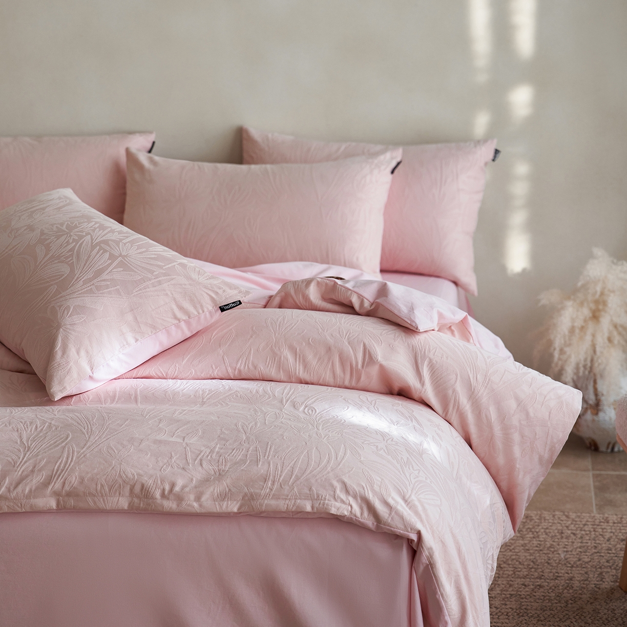 91家纺网 家纺一手货源 找家纺 小懒猪 2026新款亲肤舒适立体全棉提花四件套 秘境-唯美粉