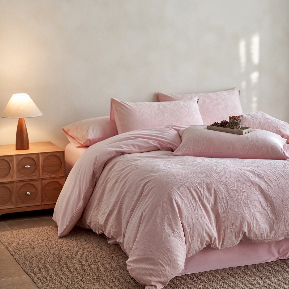 91家纺网 家纺一手货源 找家纺 小懒猪 2026新款亲肤舒适立体全棉提花四件套 秘境-唯美粉