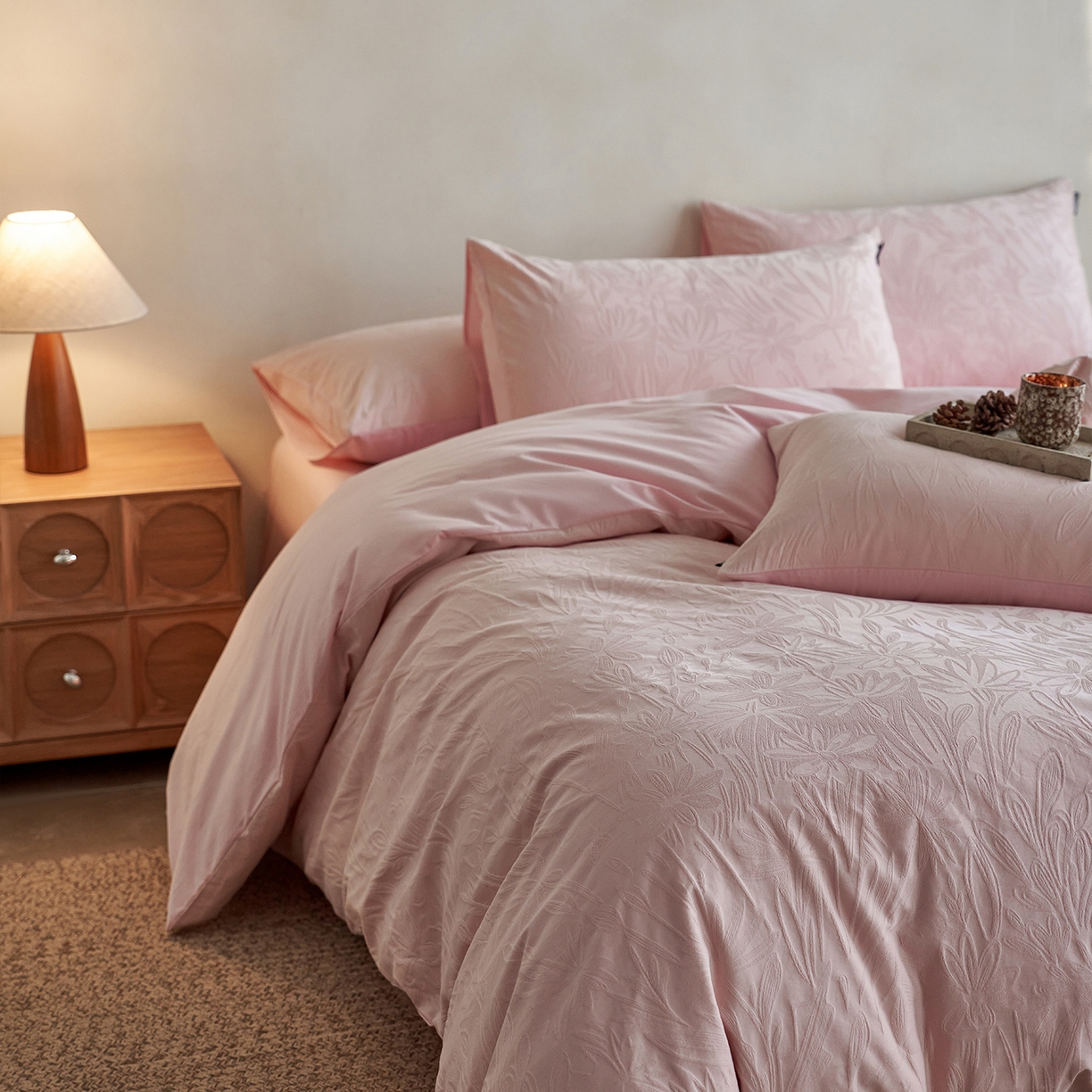 91家纺网 家纺一手货源 找家纺 小懒猪 2026新款亲肤舒适立体全棉提花四件套 秘境-唯美粉