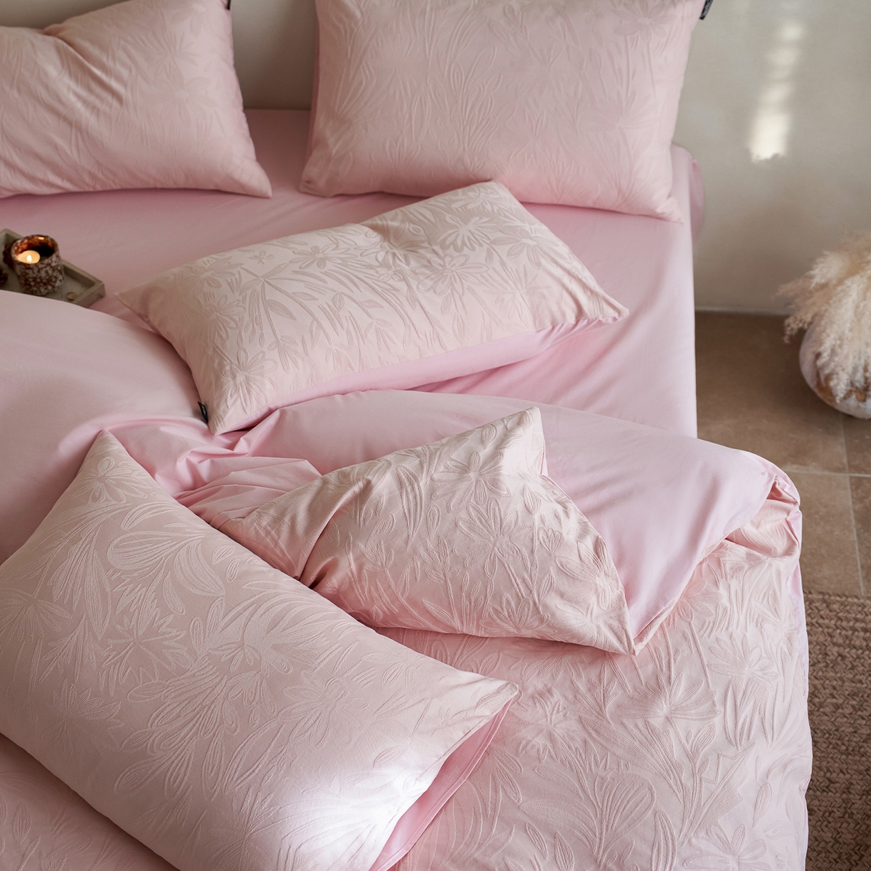 91家纺网 家纺一手货源 找家纺 小懒猪 2026新款亲肤舒适立体全棉提花四件套 秘境-唯美粉