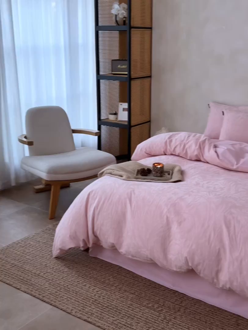 91家纺网 家纺一手货源 找家纺 小懒猪 2026新款亲肤舒适立体全棉提花四件套 秘境-唯美粉