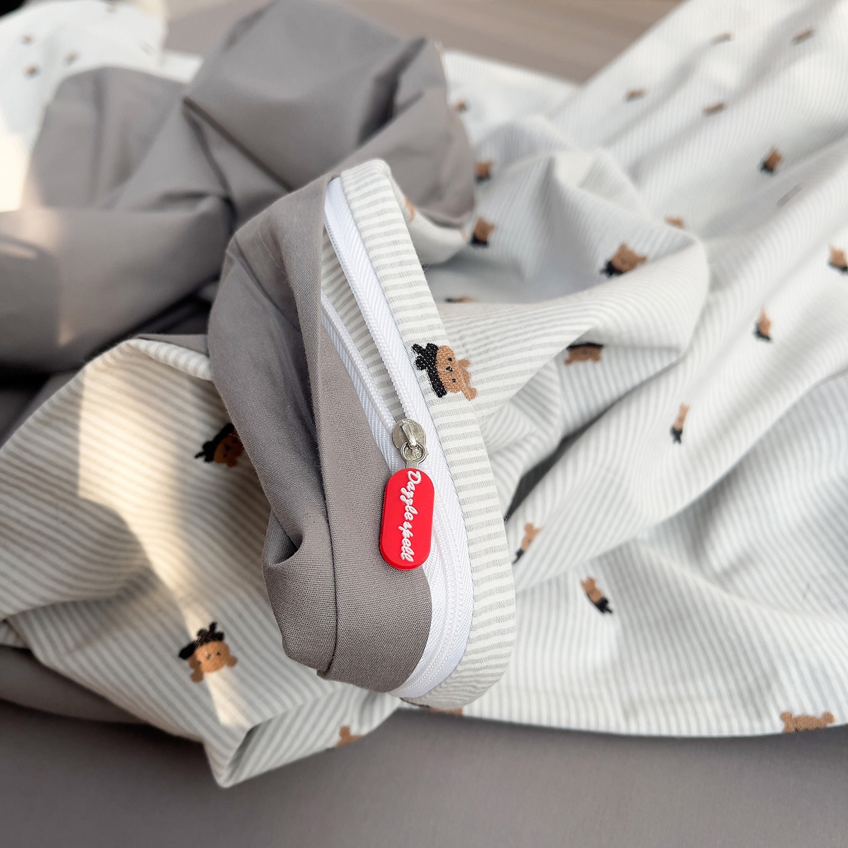 91家纺网 家纺一手货源 找家纺 （总）炫拼家纺 2026新款A类全棉60支色织提花剪花B版40支水洗棉四件套-米熊系列