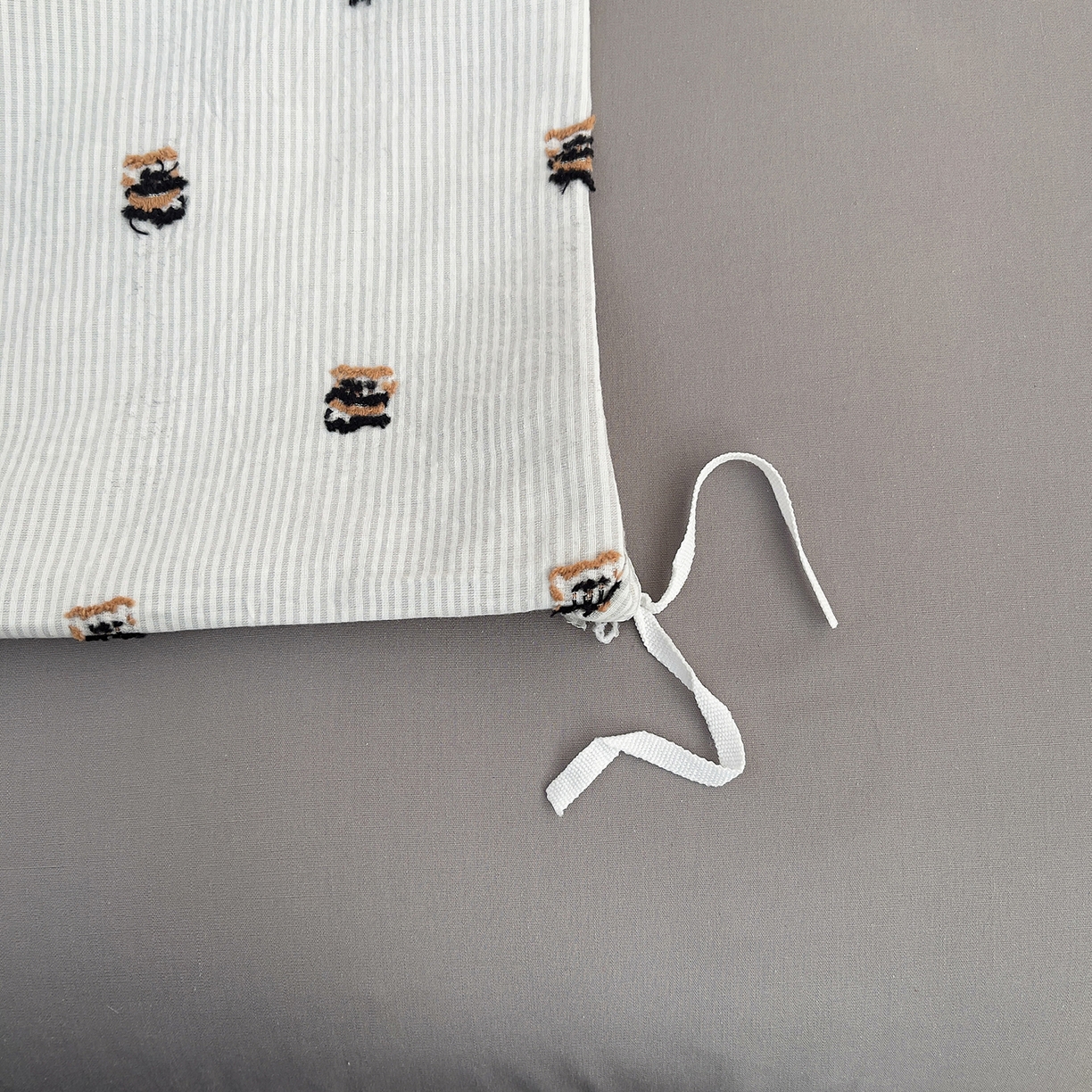 91家纺网 家纺一手货源 找家纺 （总）炫拼家纺 2026新款A类全棉60支色织提花剪花B版40支水洗棉四件套-米熊系列