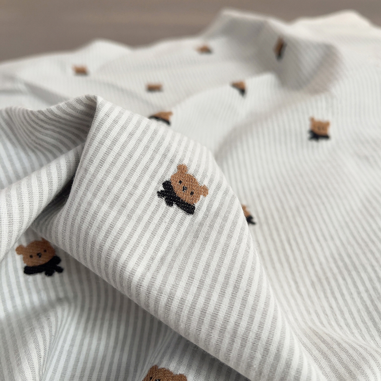 91家纺网 家纺一手货源 找家纺 炫拼家纺 2026新款A类全棉60支色织提花剪花B版40支水洗棉四件套-米熊系列 米熊-雅灰