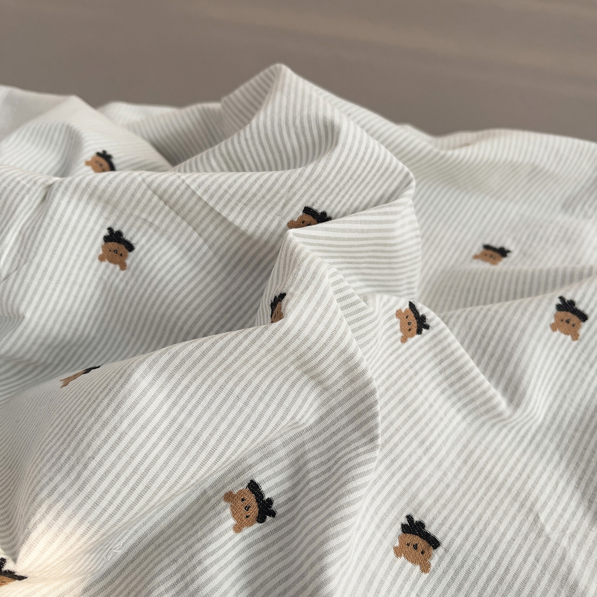 91家纺网 家纺一手货源 找家纺 炫拼家纺 2026新款A类全棉60支色织提花剪花B版40支水洗棉四件套-米熊系列 米熊-雅灰