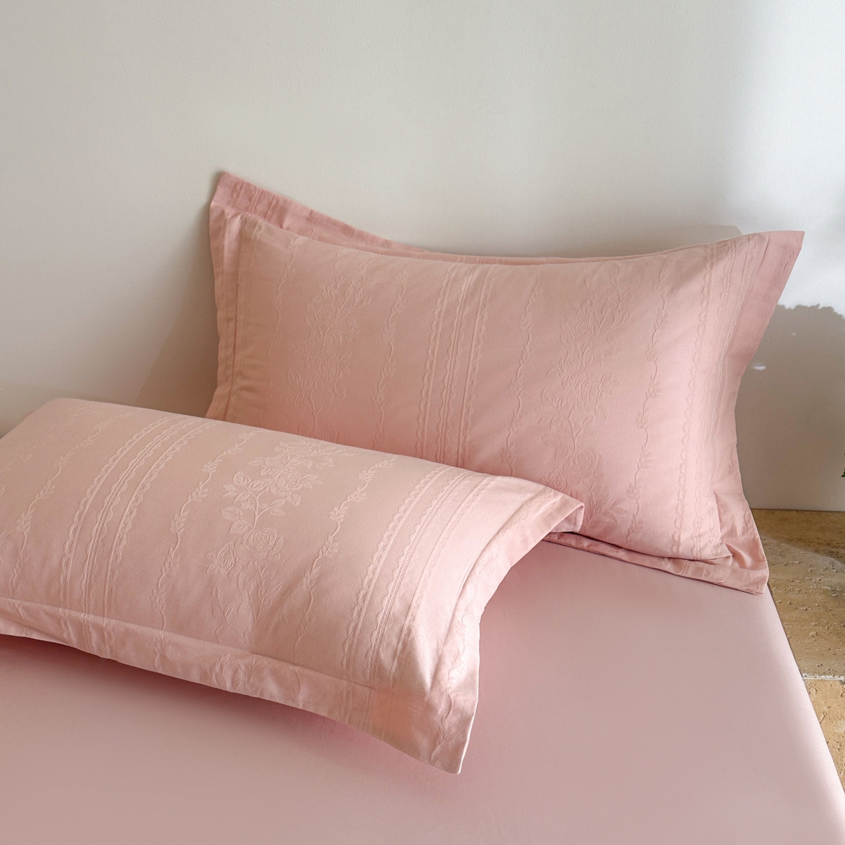 91家纺网 家纺一手货源 找家纺 格里芬家纺 2026新款全棉水洗立体浮雕提花纯棉四件套 花漾甜心-唯美粉