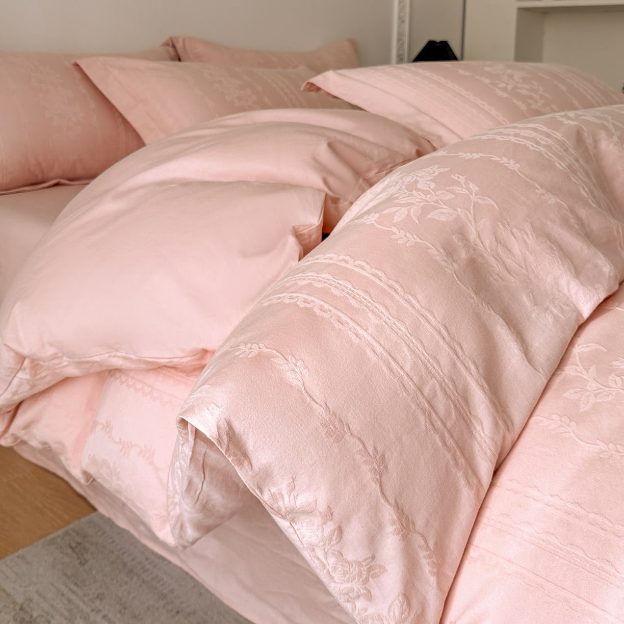 91家纺网 家纺一手货源 找家纺 格里芬家纺 2026新款全棉水洗立体浮雕提花纯棉四件套 花漾甜心-唯美粉