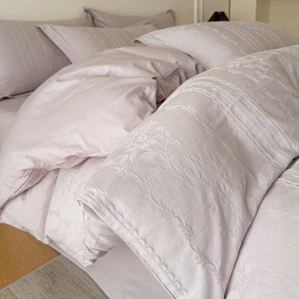 91家纺网 家纺一手货源 找家纺 格里芬家纺 2026新款全棉水洗立体浮雕提花纯棉四件套 花漾甜心-淡雅紫