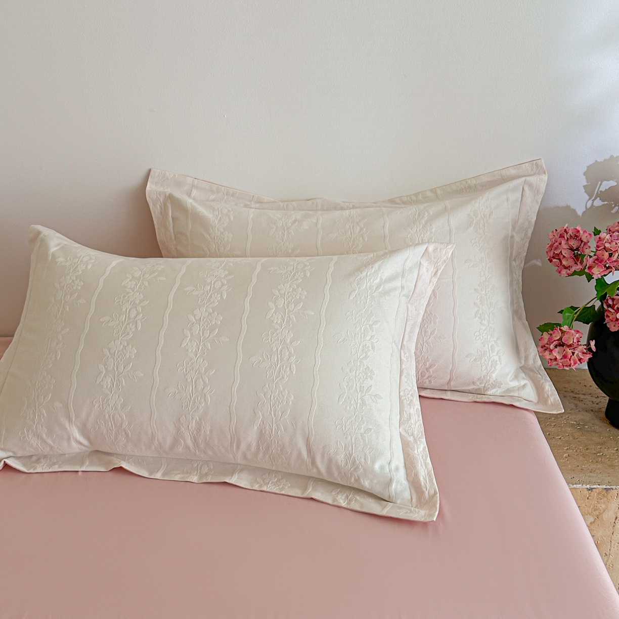 91家纺网 家纺一手货源 找家纺 格里芬家纺 2026新款全棉水洗立体浮雕提花纯棉四件套 浪漫情缘-奶昔白