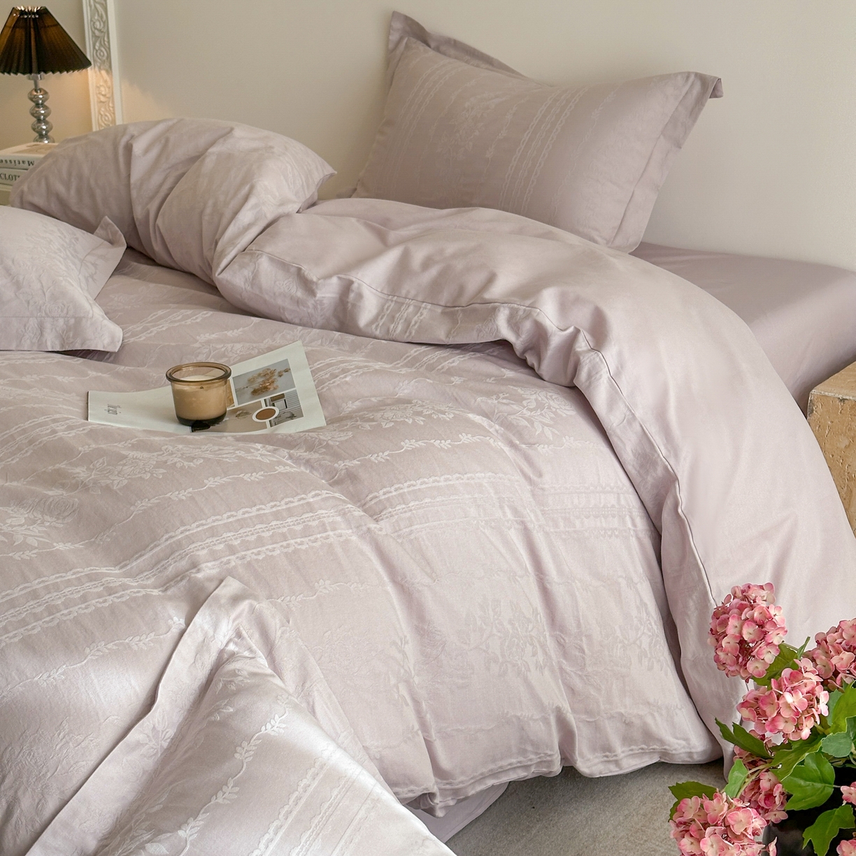 91家纺网 家纺一手货源 找家纺 格里芬家纺 2026新款全棉水洗立体浮雕提花纯棉四件套 花漾甜心-淡雅紫