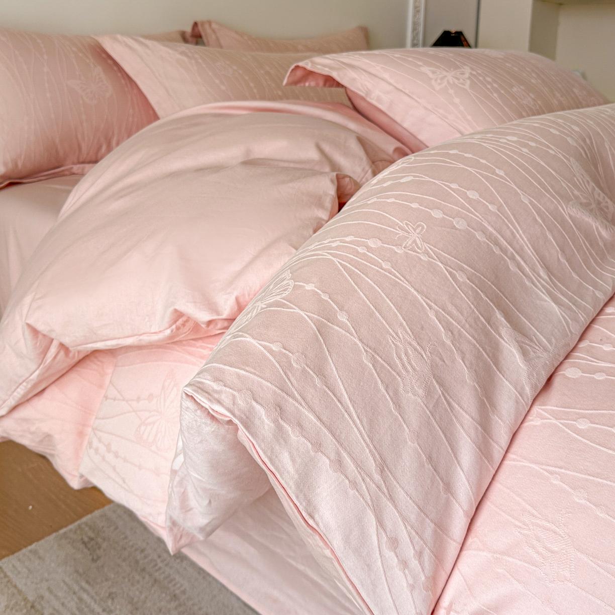 91家纺网 家纺一手货源 找家纺 格里芬家纺 2026新款全棉水洗立体浮雕提花纯棉四件套 蝶梦-唯美粉