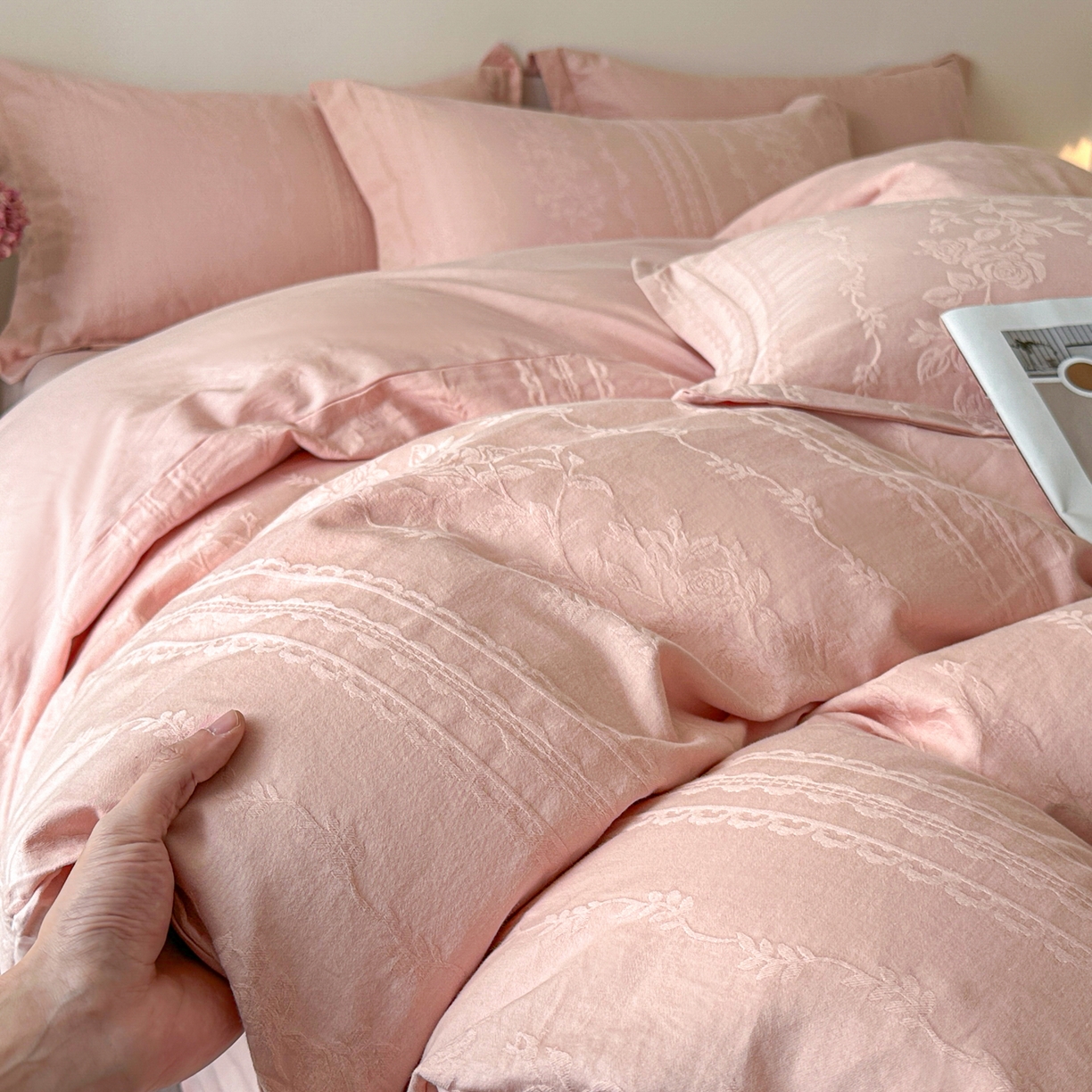 91家纺网 家纺一手货源 找家纺 格里芬家纺 2026新款全棉水洗立体浮雕提花纯棉四件套 花漾甜心-唯美粉