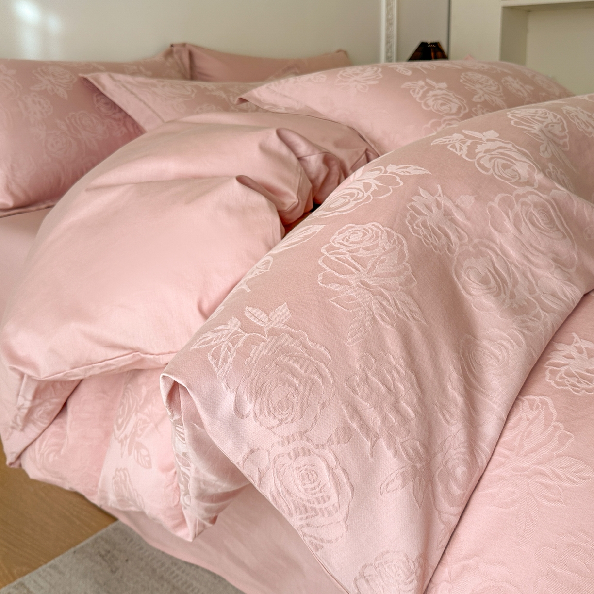 91家纺网 家纺一手货源 找家纺 格里芬家纺 2026新款全棉水洗立体浮雕提花纯棉四件套 玫瑰之恋-浓粉