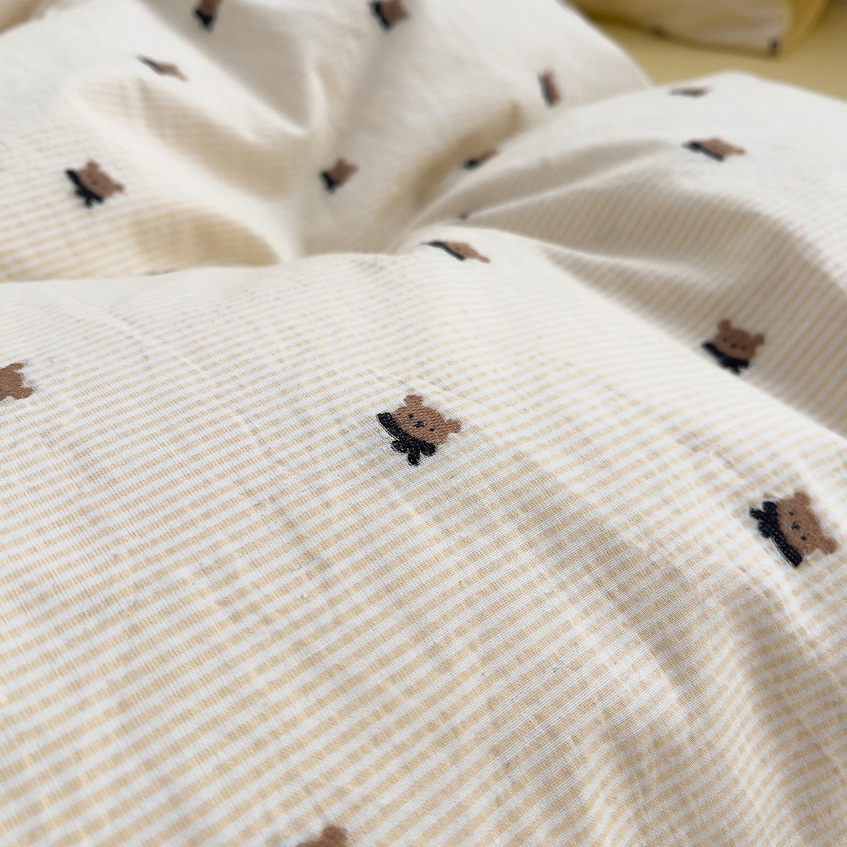 91家纺网 家纺一手货源 找家纺 炫拼家纺 2026新款A类全棉60支色织提花剪花B版40支水洗棉四件套-米熊系列 米熊-靓黄