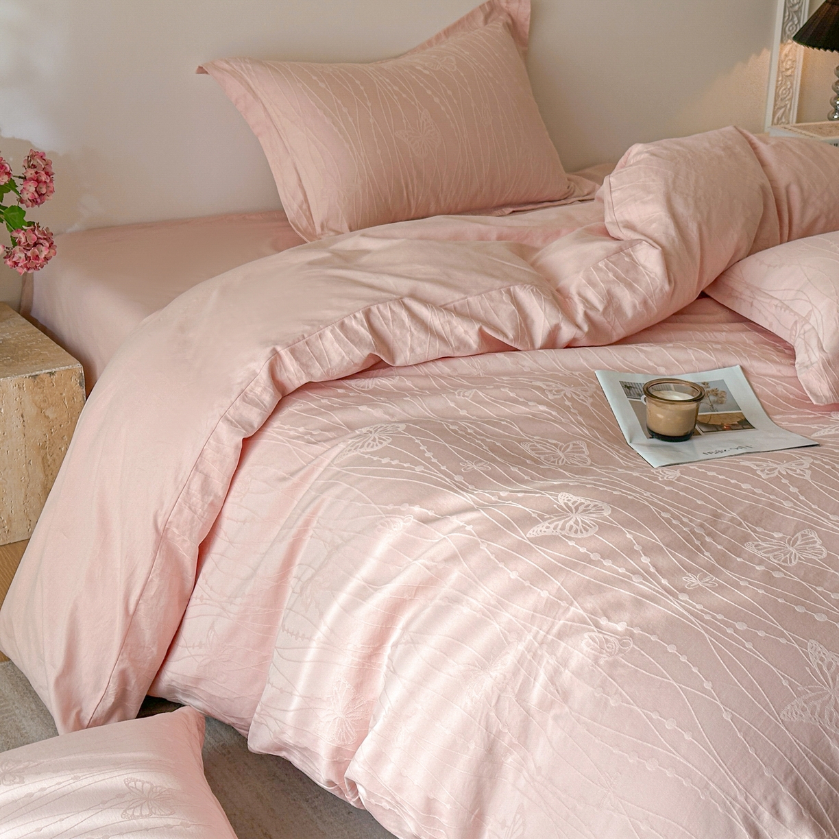 91家纺网 家纺一手货源 找家纺 格里芬家纺 2026新款全棉水洗立体浮雕提花纯棉四件套 蝶梦-唯美粉