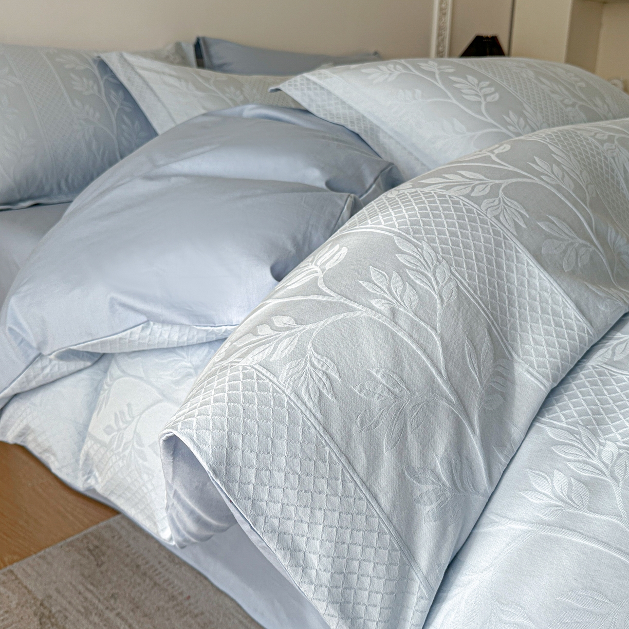 91家纺网 家纺一手货源 找家纺 格里芬家纺 2026新款全棉水洗立体浮雕提花纯棉四件套 芊芊叶语-云水蓝