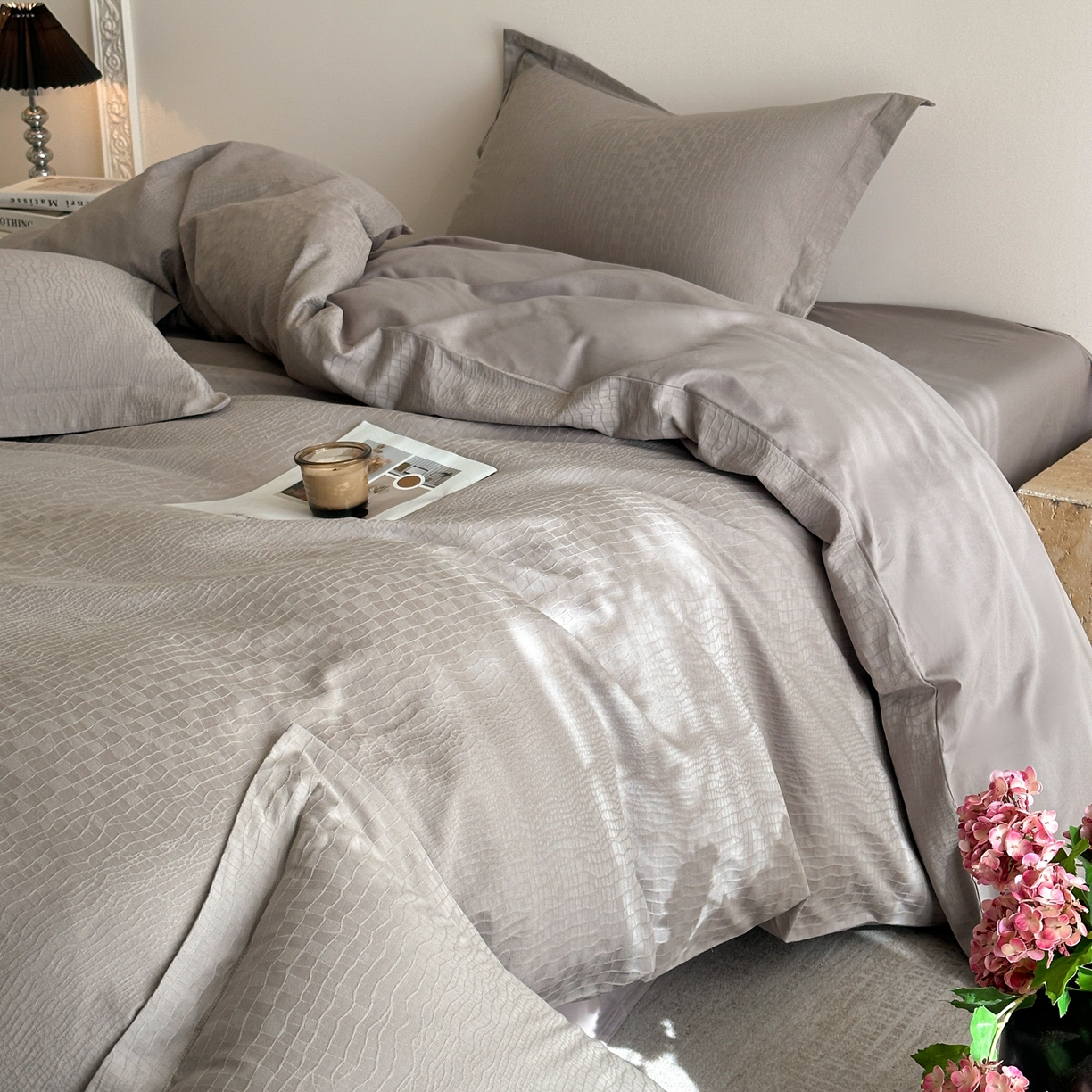 91家纺网 家纺一手货源 找家纺 格里芬家纺 2026新款全棉水洗立体浮雕提花纯棉四件套 石烁-太空灰