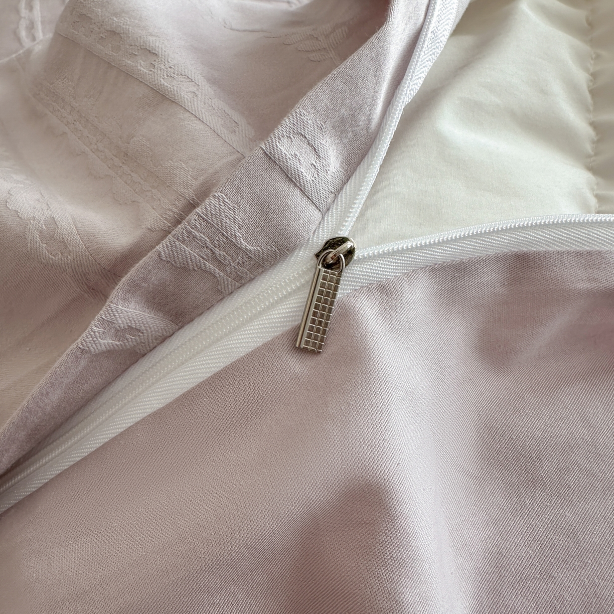 91家纺网 家纺一手货源 找家纺 格里芬家纺 2026新款全棉水洗立体浮雕提花纯棉四件套 花漾甜心-淡雅紫