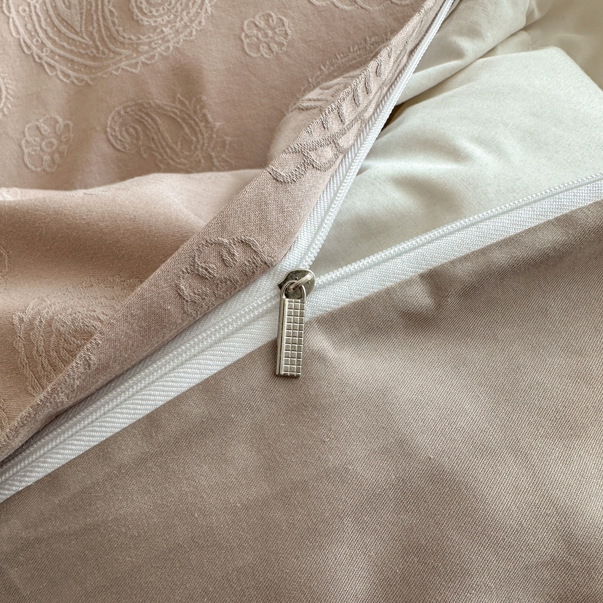 91家纺网 家纺一手货源 找家纺 格里芬家纺 2026新款全棉水洗立体浮雕提花纯棉四件套 腰果素绘-金属灰