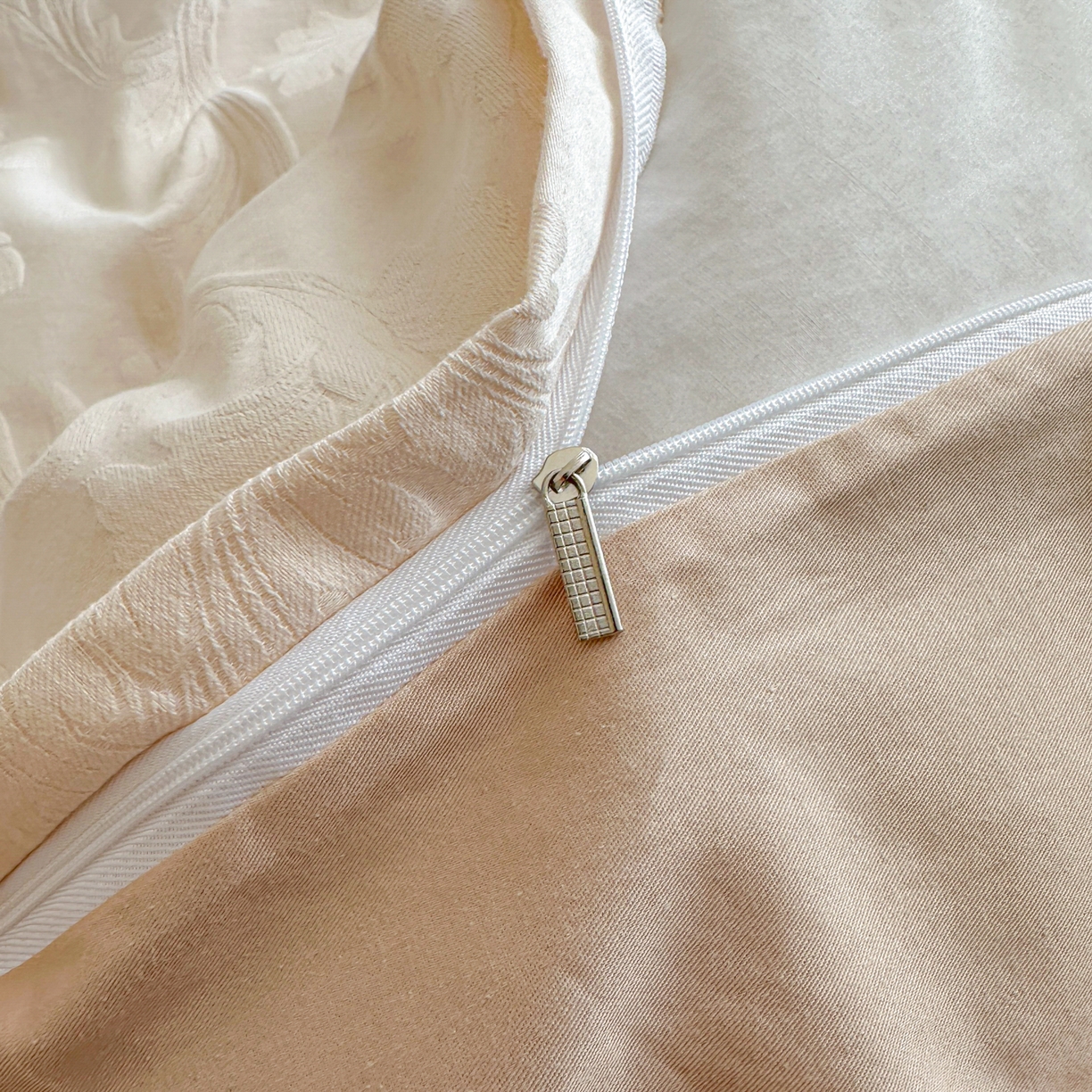 91家纺网 家纺一手货源 找家纺 格里芬家纺 2026新款全棉水洗立体浮雕提花纯棉四件套 柔风香草-奶昔白