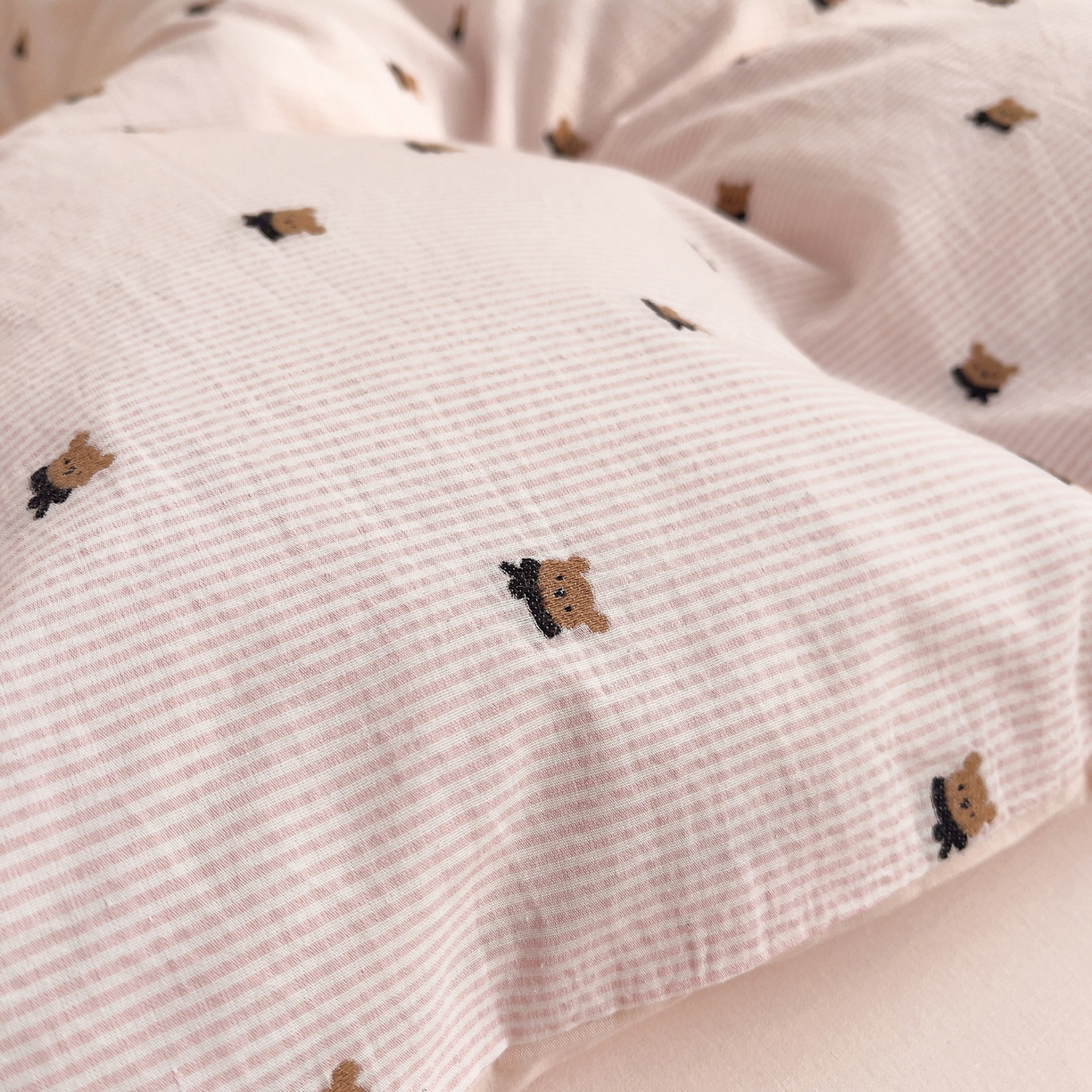 91家纺网 家纺一手货源 找家纺 炫拼家纺 2026新款A类全棉60支色织提花剪花B版40支水洗棉四件套-米熊系列 米熊-樱花粉