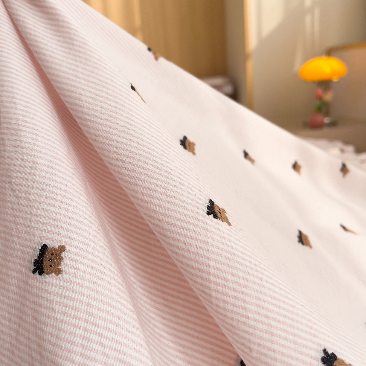 91家纺网 家纺一手货源 找家纺 炫拼家纺 2026新款A类全棉60支色织提花剪花B版40支水洗棉四件套-米熊系列 米熊-樱花粉