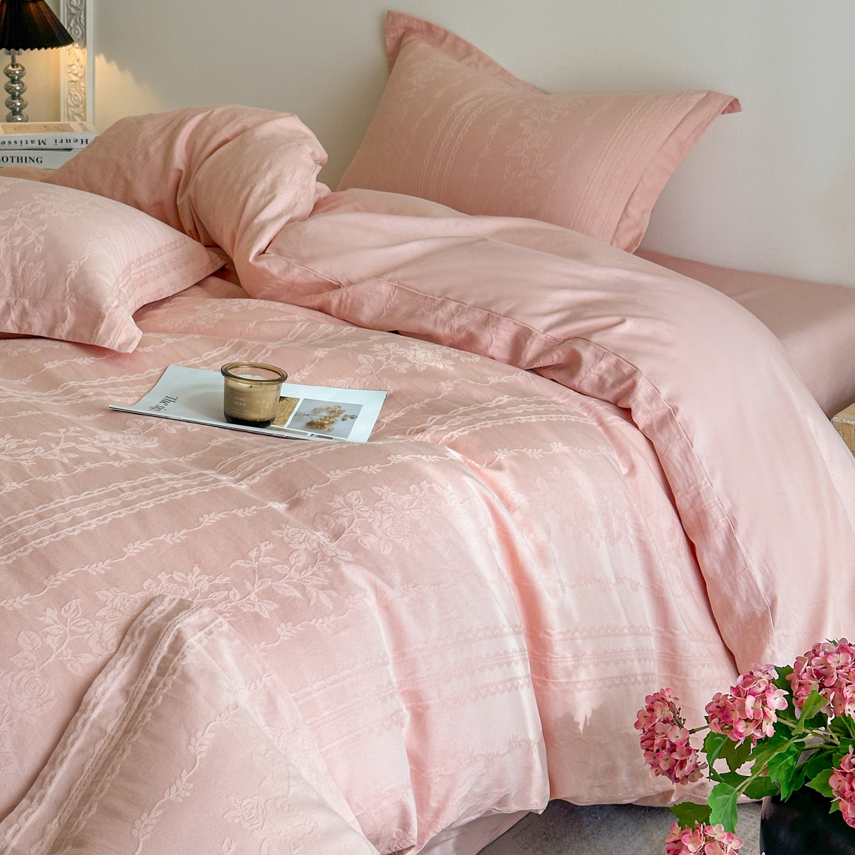 91家纺网 家纺一手货源 找家纺 格里芬家纺 2026新款全棉水洗立体浮雕提花纯棉四件套 花漾甜心-唯美粉