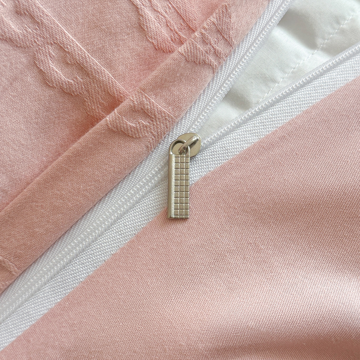 91家纺网 家纺一手货源 找家纺 格里芬家纺 2026新款全棉水洗立体浮雕提花纯棉四件套 花漾甜心-唯美粉