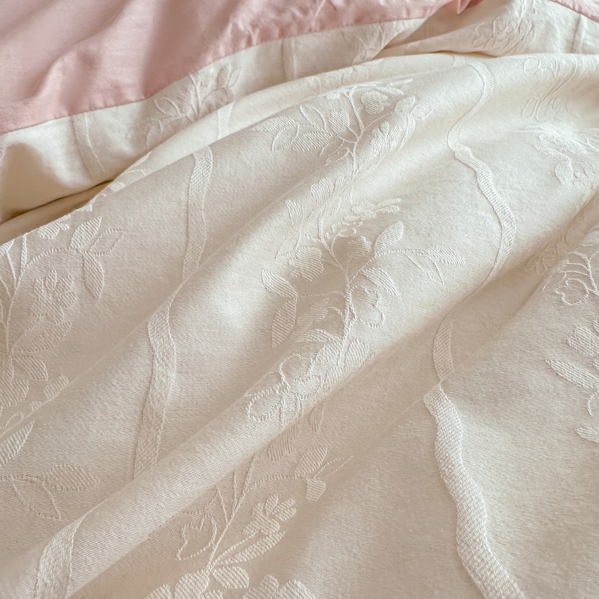 91家纺网 家纺一手货源 找家纺 格里芬家纺 2026新款全棉水洗立体浮雕提花纯棉四件套 浪漫情缘-奶昔白