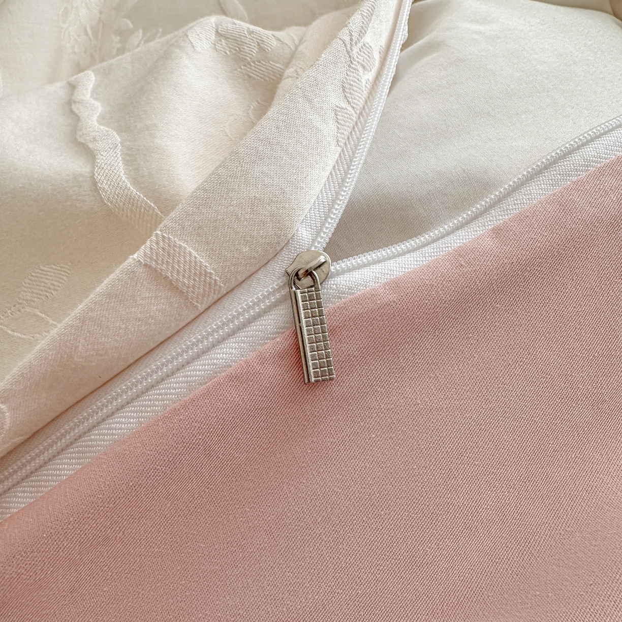 91家纺网 家纺一手货源 找家纺 格里芬家纺 2026新款全棉水洗立体浮雕提花纯棉四件套 浪漫情缘-奶昔白