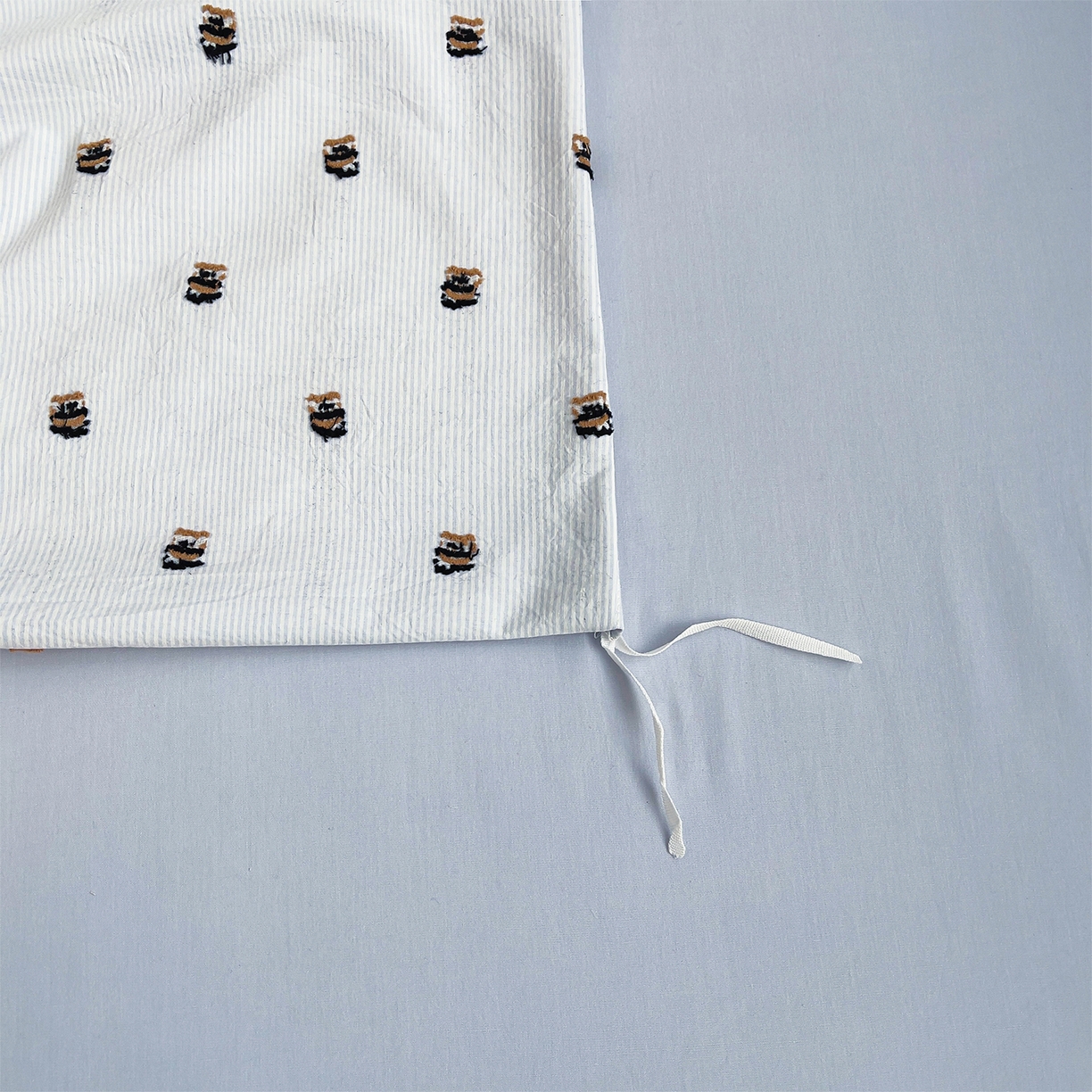 91家纺网 家纺一手货源 找家纺 炫拼家纺 2026新款A类全棉60支色织提花剪花B版40支水洗棉四件套-米熊系列 米熊一星辰蓝