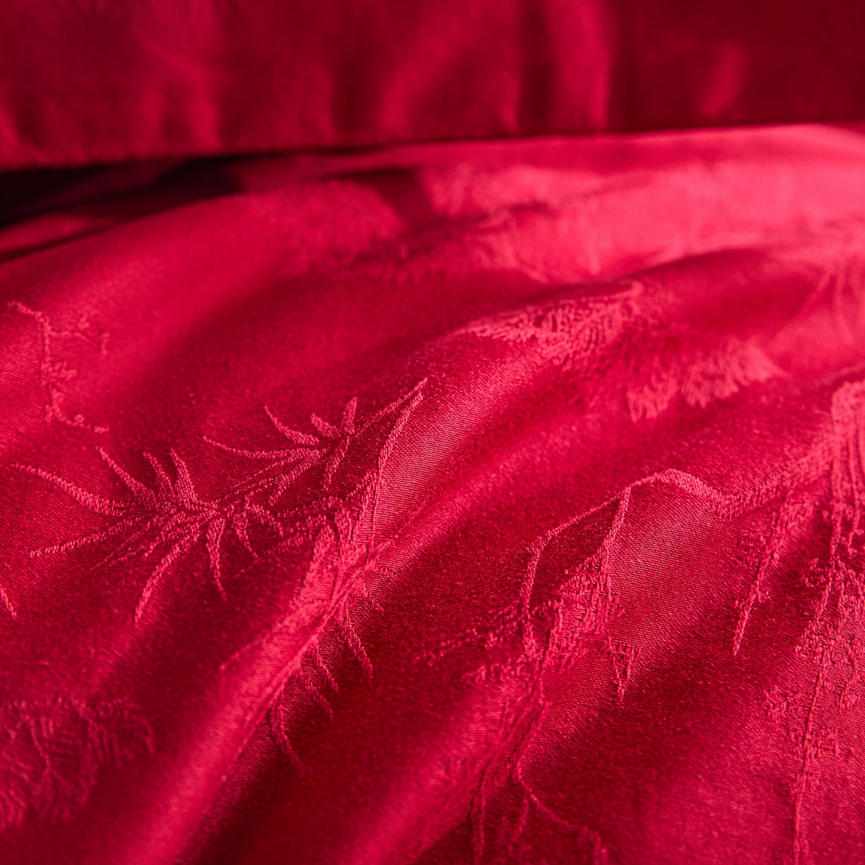 91家纺网 家纺一手货源 找家纺 格里芬家纺 2026新款全棉水洗立体浮雕提花大红婚庆四件套 晓野风颂-大红