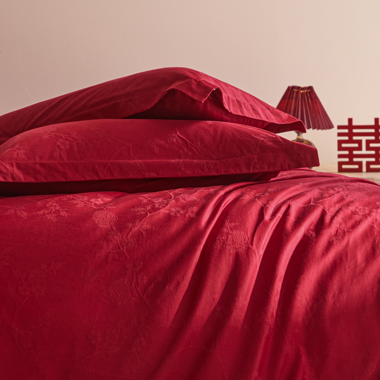 91家纺网 家纺一手货源 找家纺 格里芬家纺 2026新款全棉水洗立体浮雕提花大红婚庆四件套 花戏蝶-大红