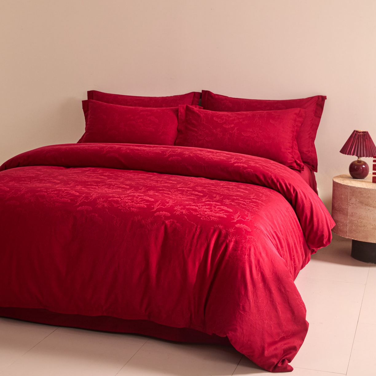 91家纺网 家纺一手货源 找家纺 格里芬家纺 2026新款全棉水洗立体浮雕提花大红婚庆四件套 晓野风颂-大红