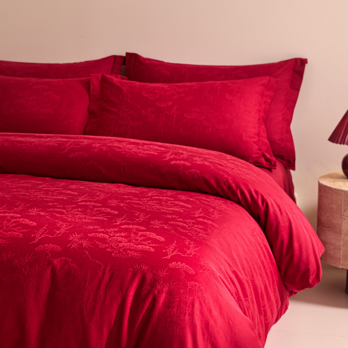 91家纺网 家纺一手货源 找家纺 格里芬家纺 2026新款全棉水洗立体浮雕提花大红婚庆四件套 晓野风颂-大红