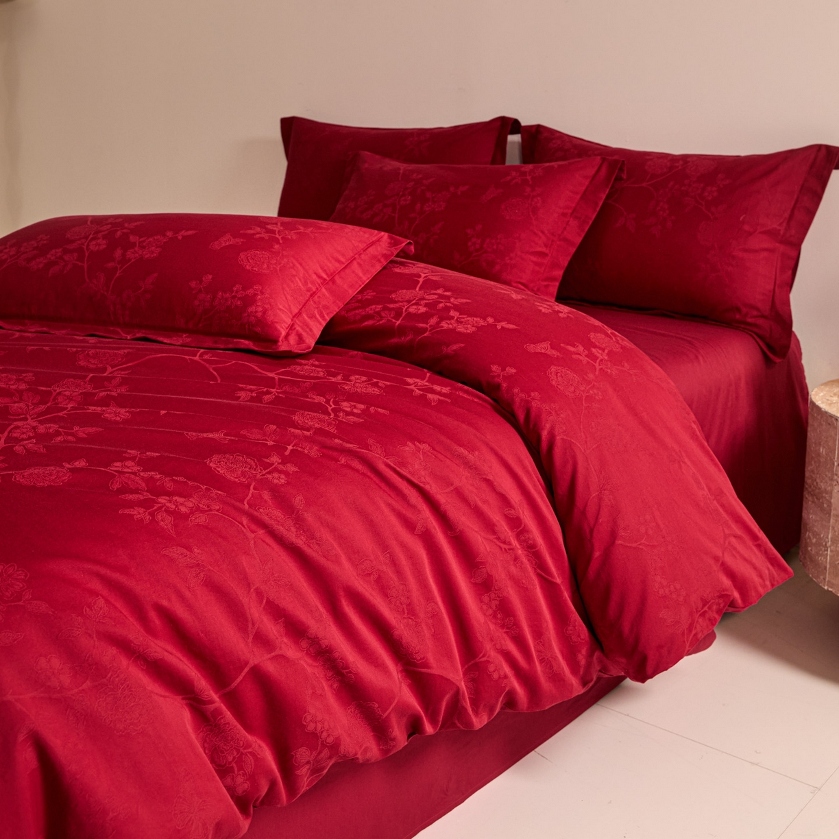 91家纺网 家纺一手货源 找家纺 格里芬家纺 2026新款全棉水洗立体浮雕提花大红婚庆四件套 花戏蝶-大红