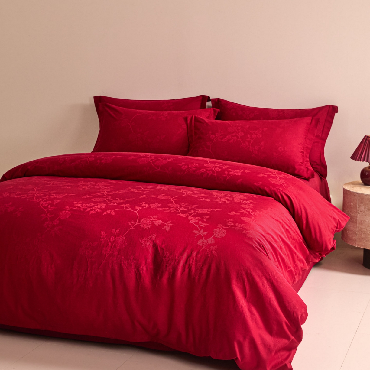 91家纺网 家纺一手货源 找家纺 格里芬家纺 2026新款全棉水洗立体浮雕提花大红婚庆四件套 花戏蝶-大红