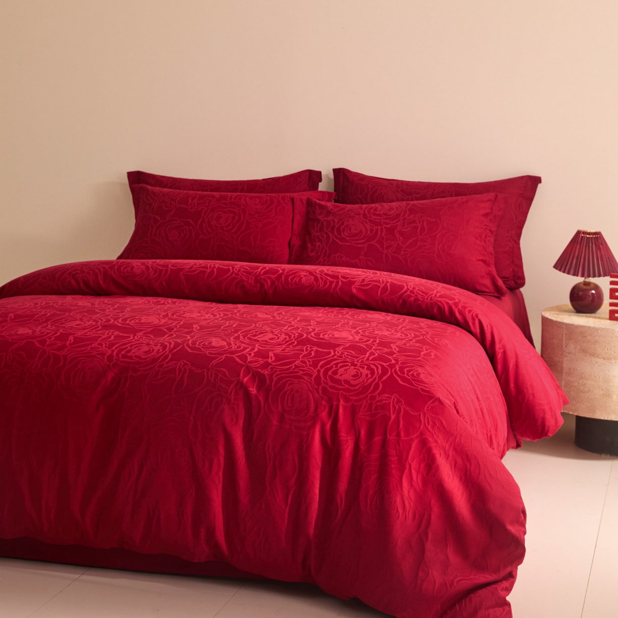 91家纺网 家纺一手货源 找家纺 格里芬家纺 2026新款全棉水洗立体浮雕提花大红婚庆四件套 玫香-大红