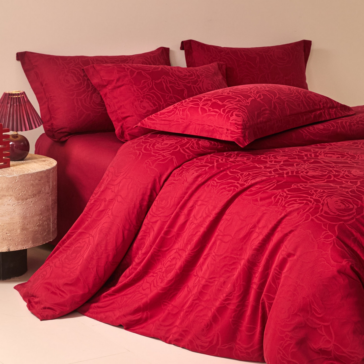 91家纺网 家纺一手货源 找家纺 格里芬家纺 2026新款全棉水洗立体浮雕提花大红婚庆四件套 玫香-大红