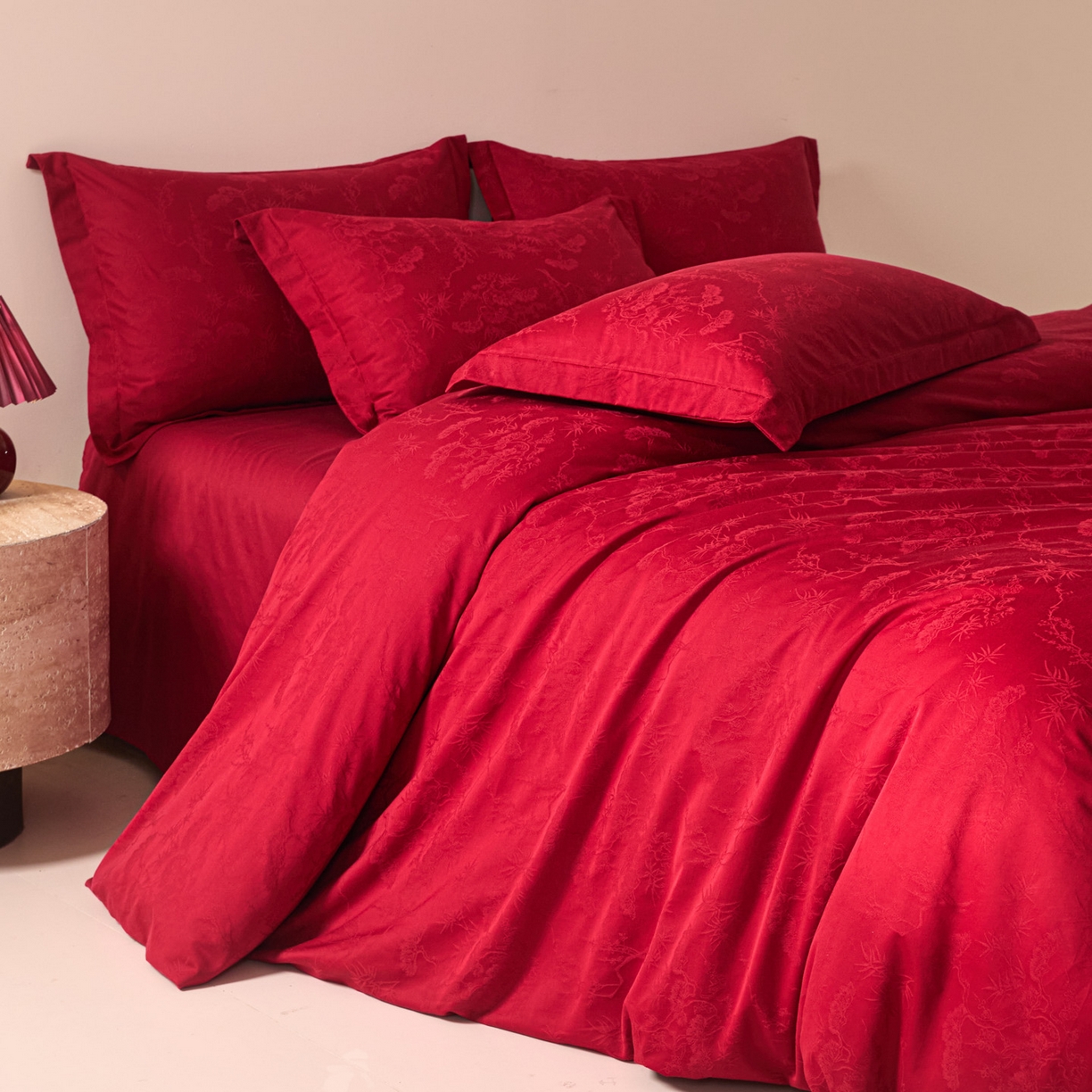 91家纺网 家纺一手货源 找家纺 格里芬家纺 2026新款全棉水洗立体浮雕提花大红婚庆四件套 晓野风颂-大红