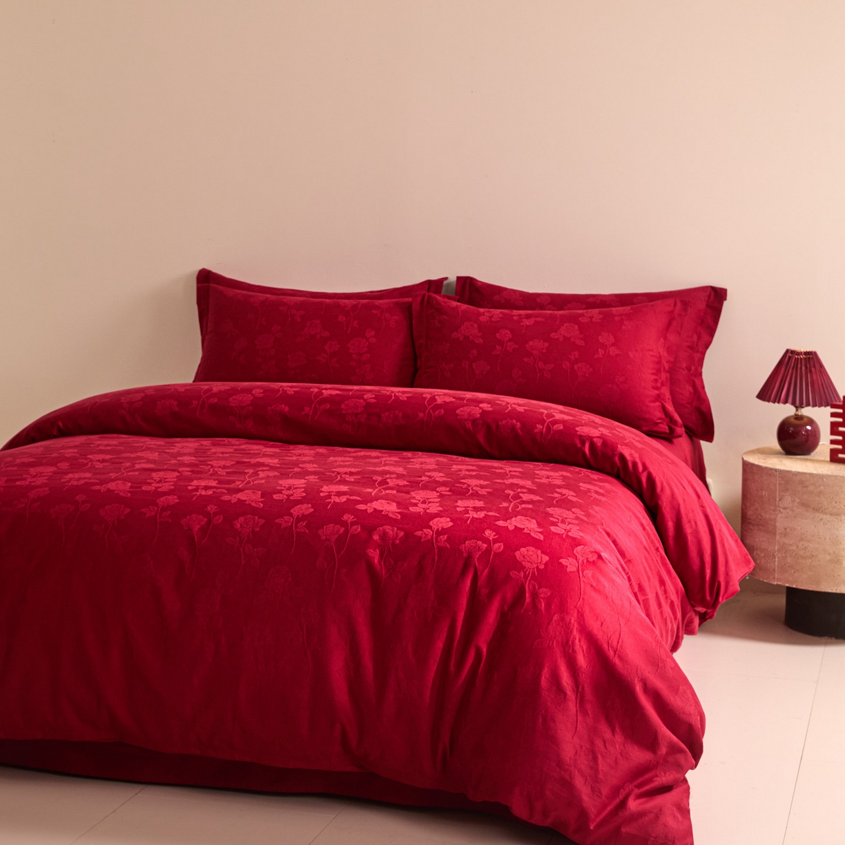 91家纺网 家纺一手货源 找家纺 格里芬家纺 2026新款全棉水洗立体浮雕提花大红婚庆四件套 岁月留声-大红