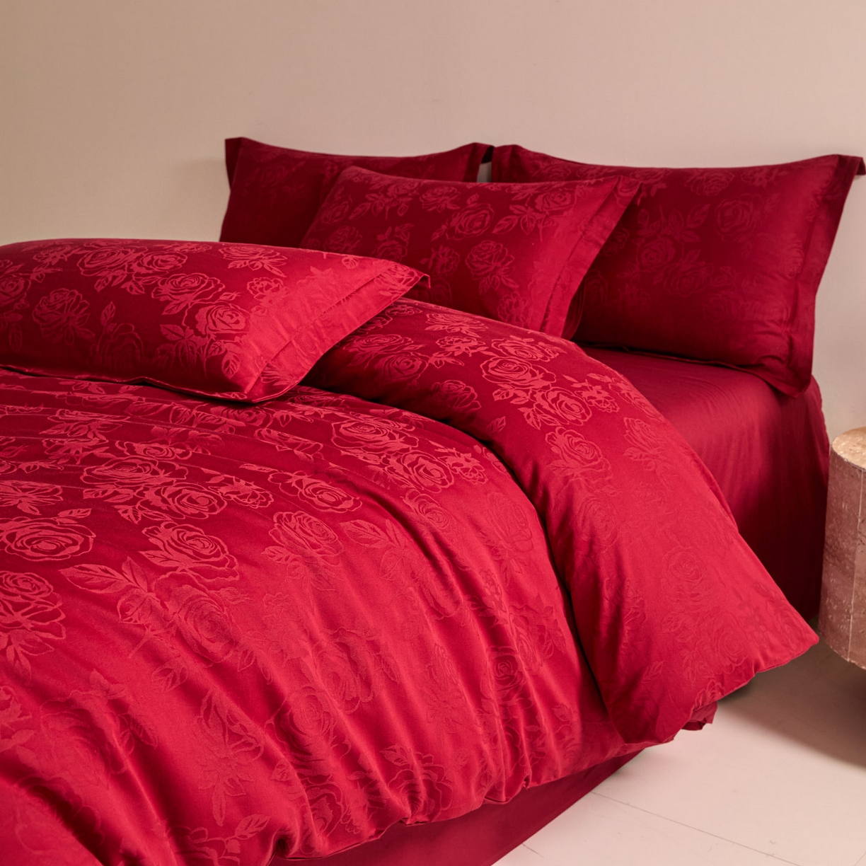 91家纺网 家纺一手货源 找家纺 格里芬家纺 2026新款全棉水洗立体浮雕提花大红婚庆四件套 玫瑰之恋-大红