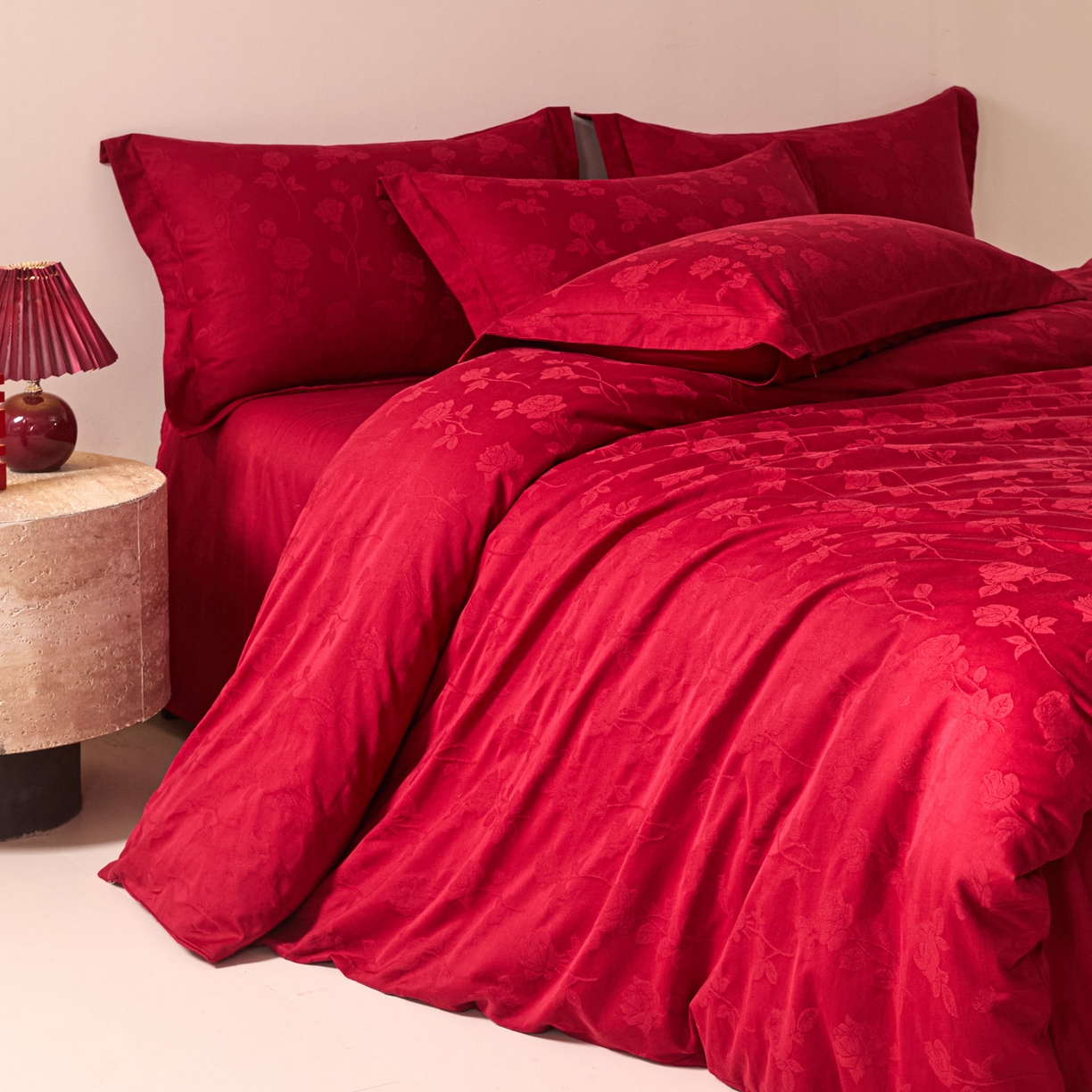 91家纺网 家纺一手货源 找家纺 格里芬家纺 2026新款全棉水洗立体浮雕提花大红婚庆四件套 岁月留声-大红