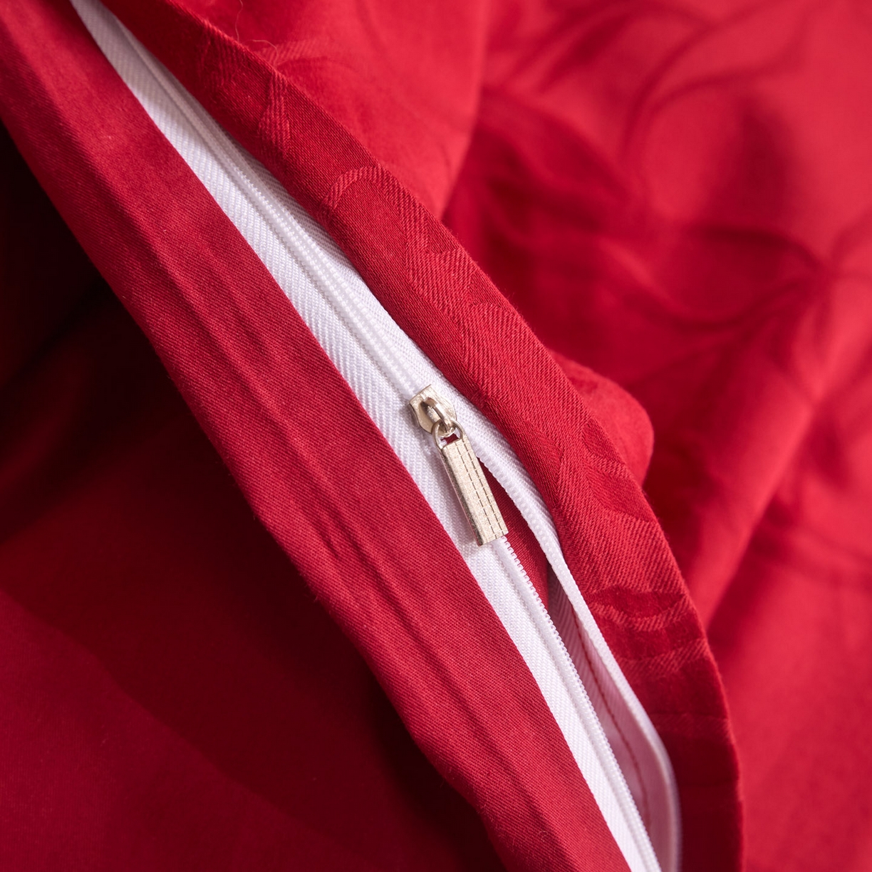 91家纺网 家纺一手货源 找家纺 格里芬家纺 2026新款全棉水洗立体浮雕提花大红婚庆四件套 玫香-大红