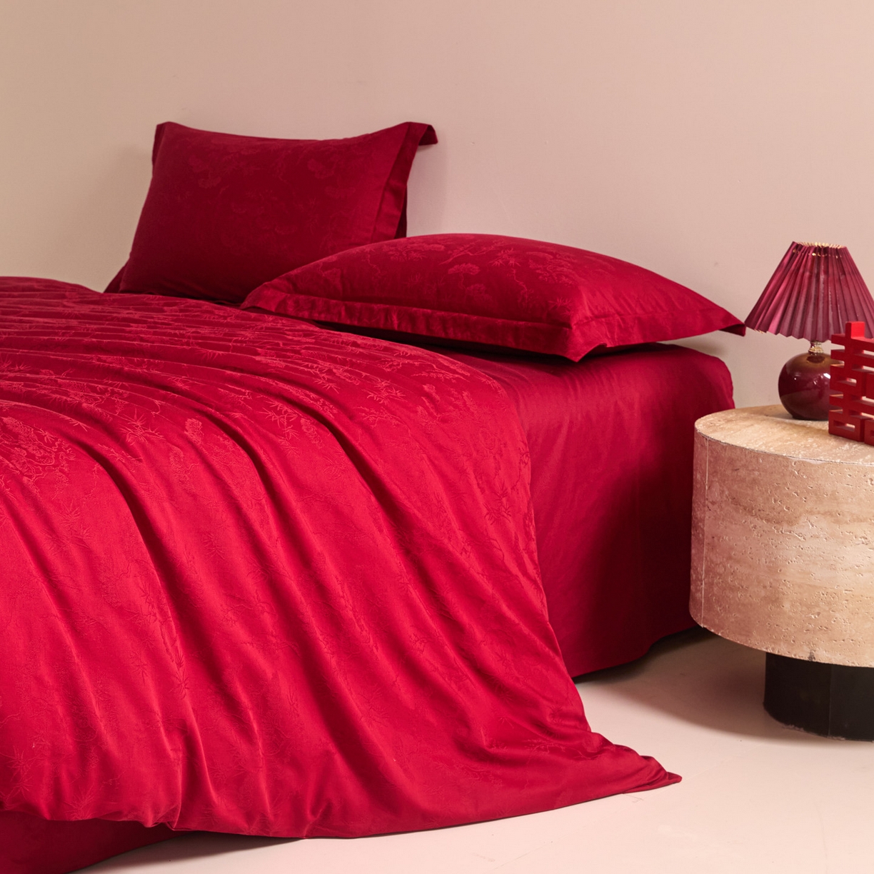 91家纺网 家纺一手货源 找家纺 格里芬家纺 2026新款全棉水洗立体浮雕提花大红婚庆四件套 晓野风颂-大红