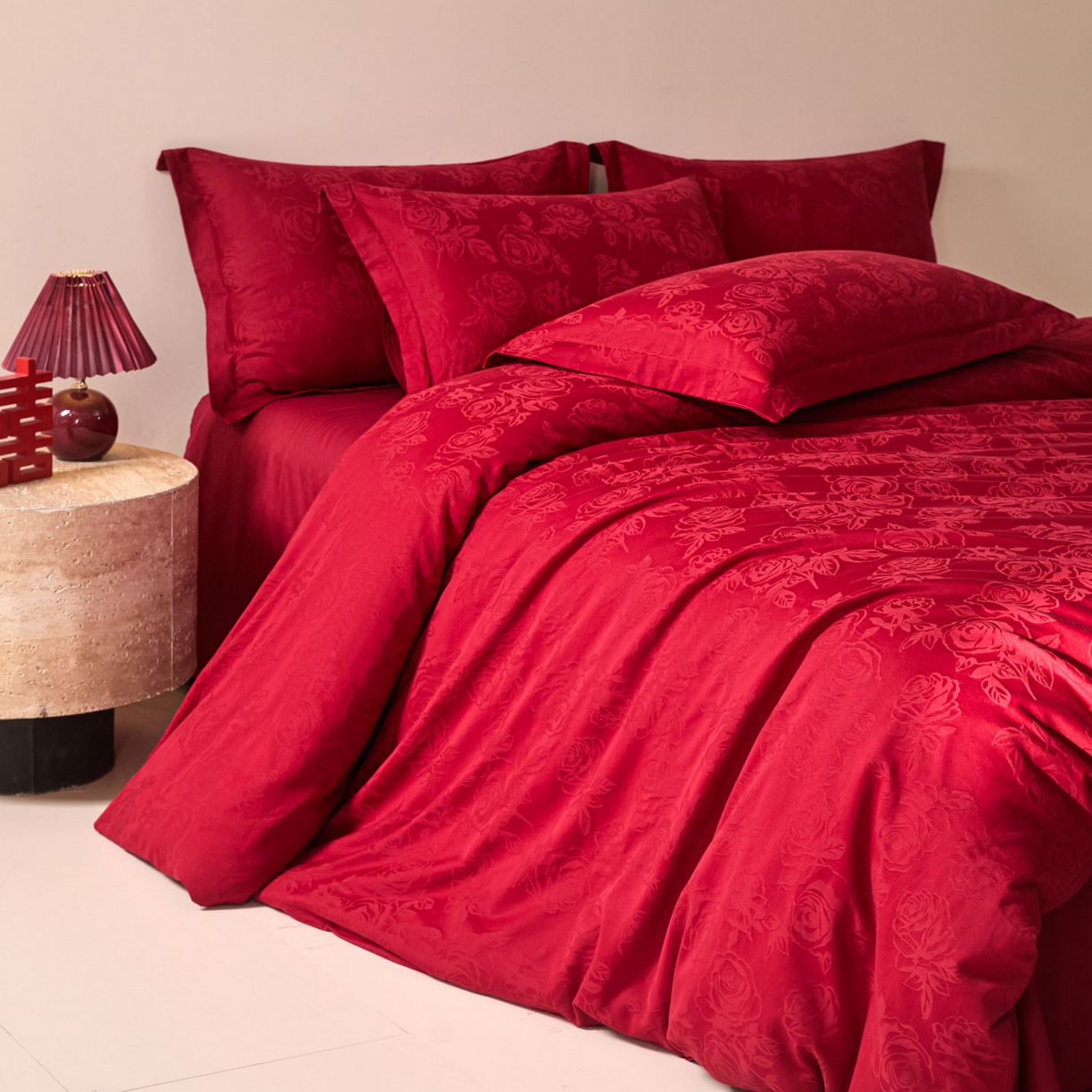 91家纺网 家纺一手货源 找家纺 格里芬家纺 2026新款全棉水洗立体浮雕提花大红婚庆四件套 玫瑰之恋-大红