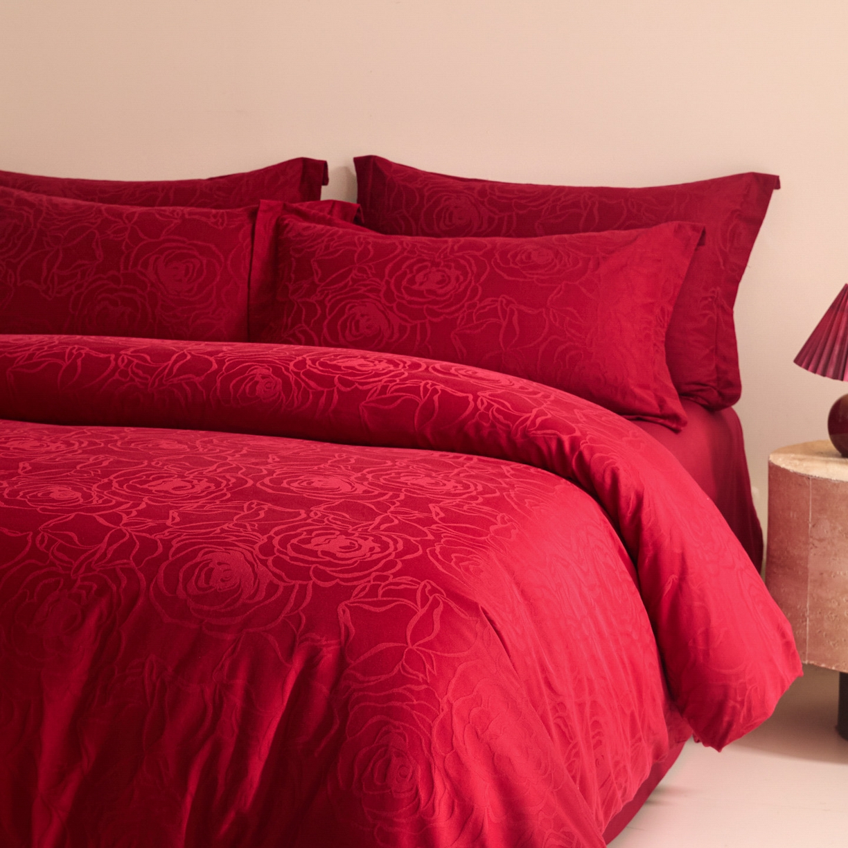 91家纺网 家纺一手货源 找家纺 格里芬家纺 2026新款全棉水洗立体浮雕提花大红婚庆四件套 玫香-大红
