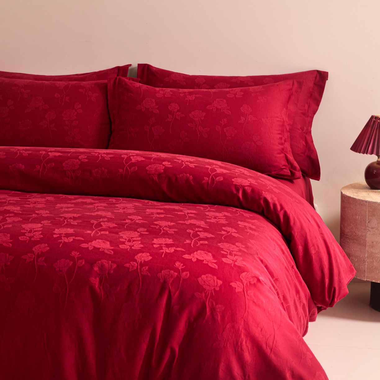 91家纺网 家纺一手货源 找家纺 格里芬家纺 2026新款全棉水洗立体浮雕提花大红婚庆四件套 岁月留声-大红